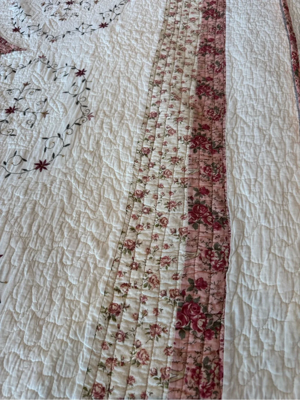 JC Penney 100% Cotton White/Dusty Rose Cal King+ Quilt Two Shams Floral Cottage